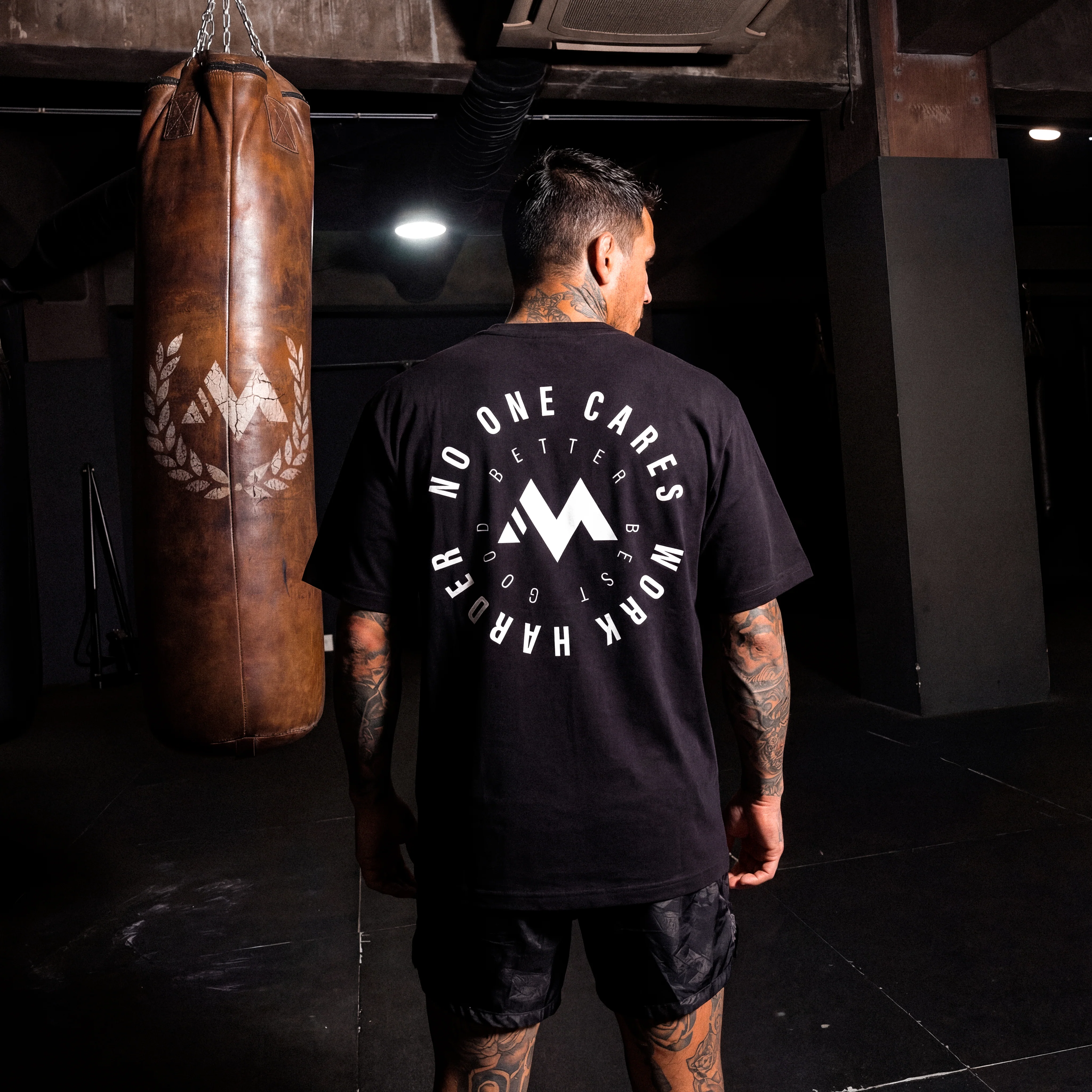 NO ONE CARES CIRCLE TEE - BLACK - Image 4